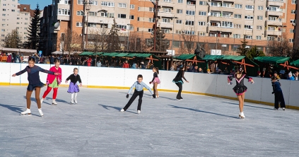 Vásár és korcsolyapálya a csíkszeredai Szabadság téren